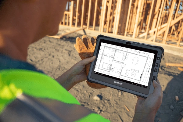 Baustellenarbeiter mit Tablet