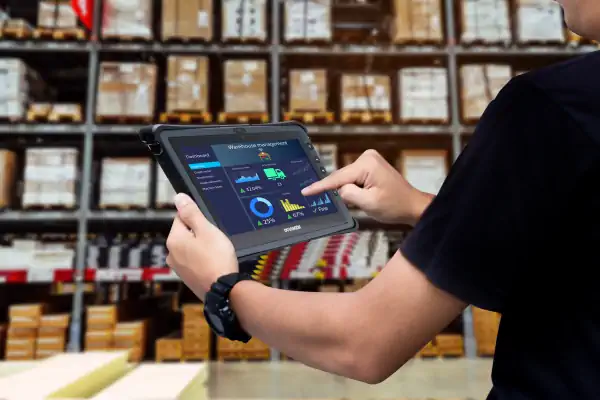 Warenlager Arbeiter mit Tablet