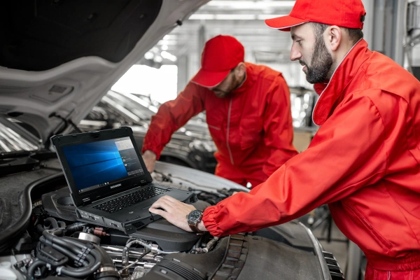 Auto Werkstatt mit Laptop